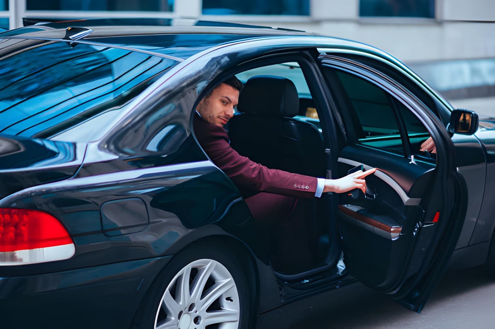 Luxury Limo Service Racine WI offers elegant wedding travel, special event rides, and premium chauffeur services for comfort.